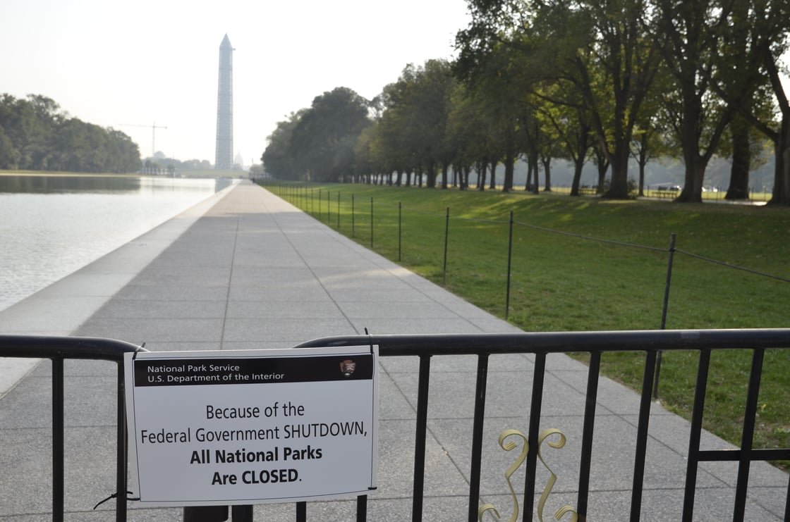 Shutdown_barricades_with_Washington_Monument_in_background